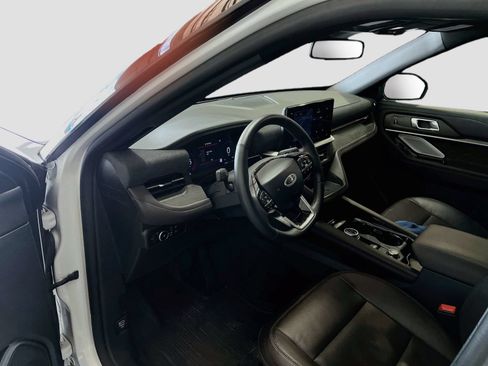 Used 2025 Ford Explorer Platinum w/ Ultimate Package AWD/4WD image 9
