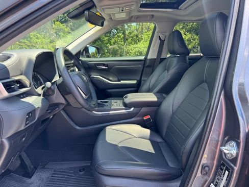 Used 2023 Toyota Highlander XLE AWD/4WD image 19