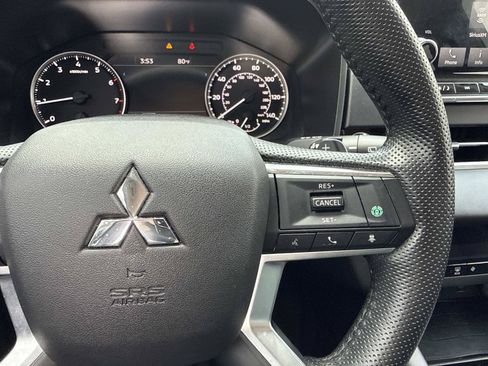 Used 2024 Mitsubishi Outlander SE Black Edition FWD image 17