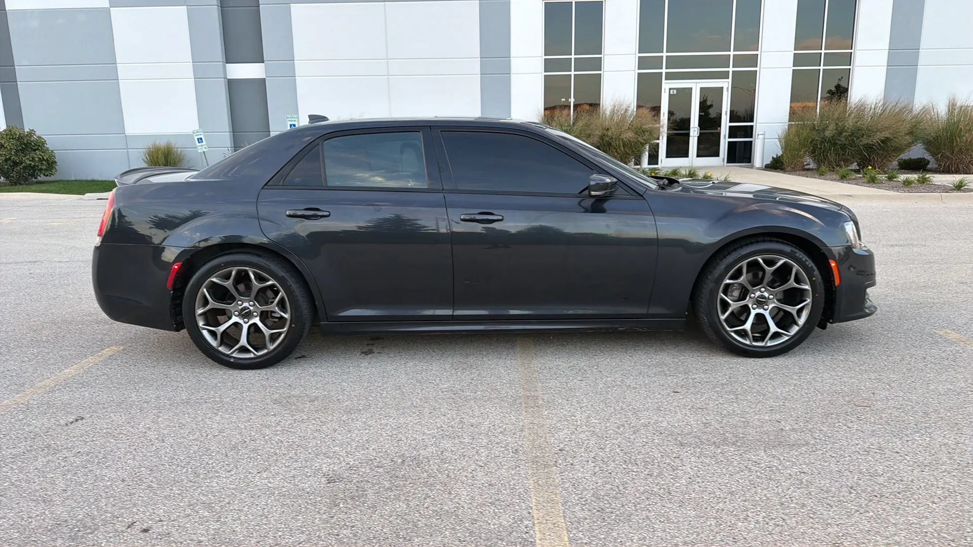Used 2018 Chrysler 300 S w/ 300S Premium Group RWD image 4