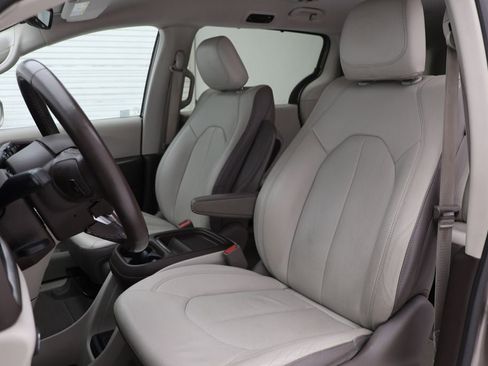 Used 2018 Chrysler Pacifica Touring-L image 15