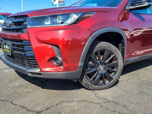 Used 2019 Toyota Highlander SE w/ Nightshade Edition image 2