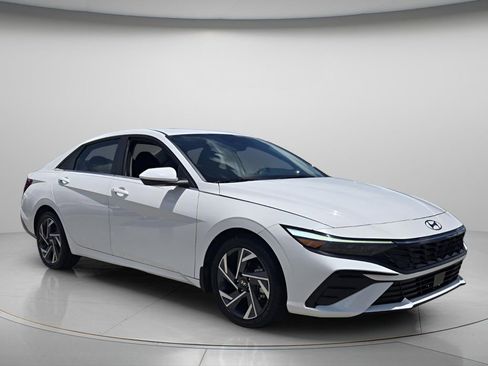 Certified 2024 Hyundai Elantra SEL w/ Convenience Package FWD image 9