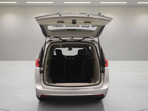 Certified 2024 Chrysler Pacifica Touring-L FWD image 15