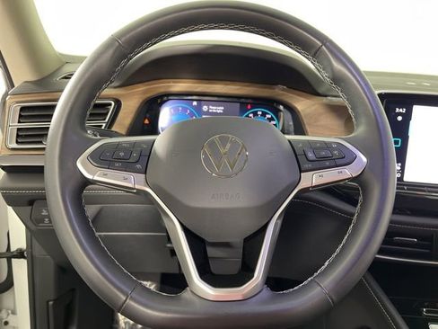 Used 2025 Volkswagen Atlas SE image 21