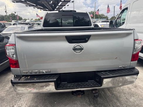 Used 2018 Nissan Titan SV image 4