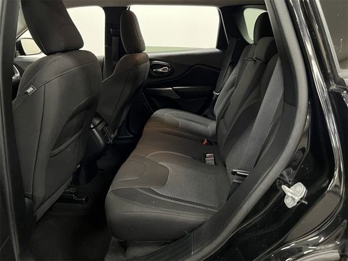 Used 2020 Jeep Cherokee Latitude w/ Cold Weather Group image 11