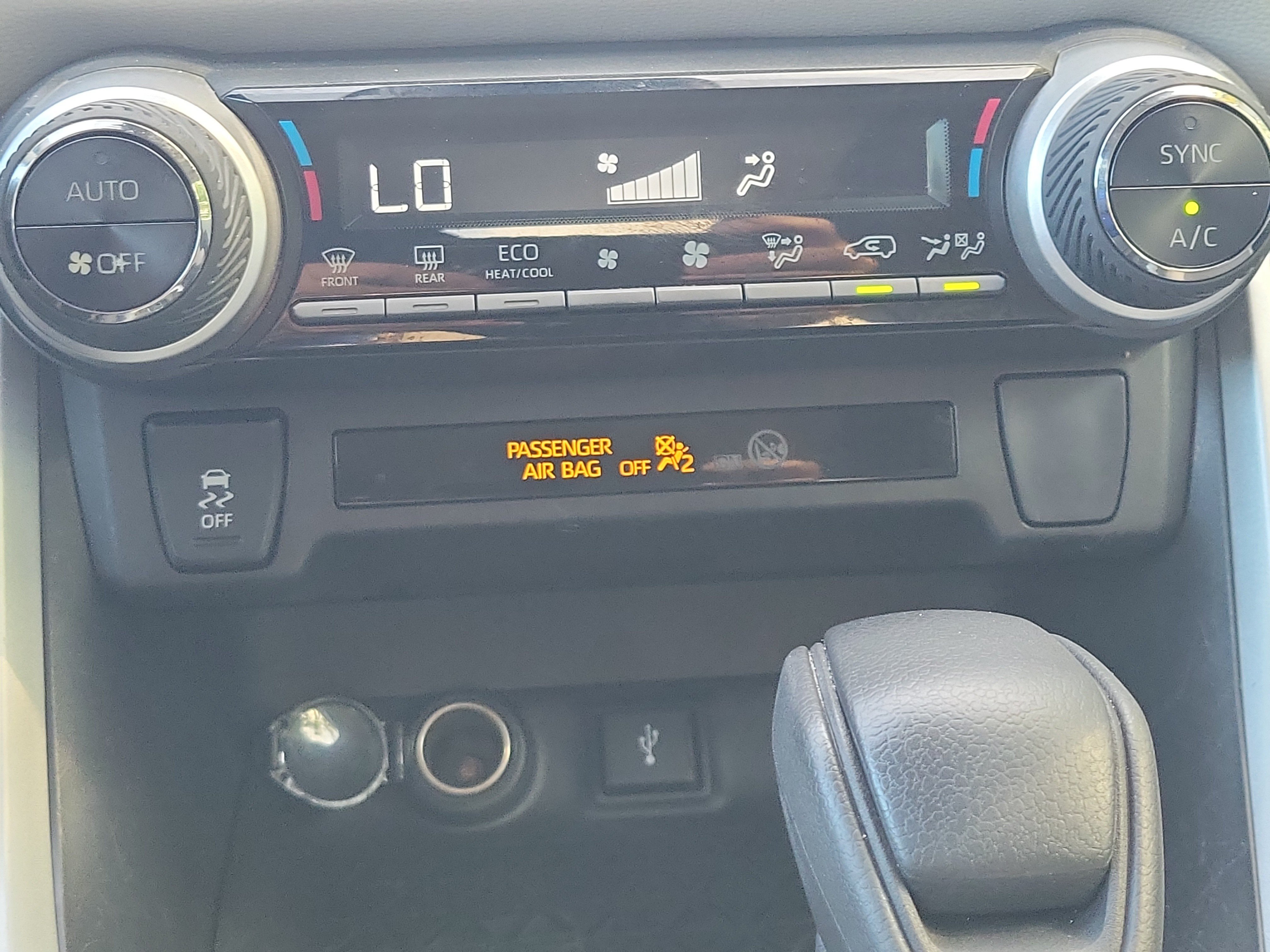 Used 2022 Toyota RAV4 XLE AWD/4WD image 24
