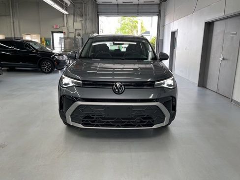 Used 2025 Volkswagen Taos SE AWD/4WD image 6