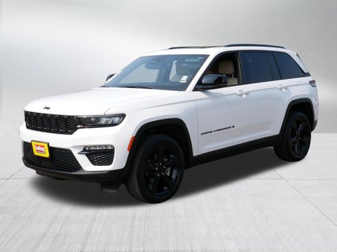 Used 2023 Jeep Grand Cherokee Limited w/ Black Appearance Package AWD/4WD image 3