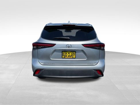 Used 2023 Toyota Highlander XLE AWD/4WD image 5