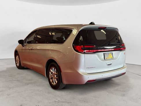 Used 2024 Chrysler Pacifica Touring-L FWD image 5