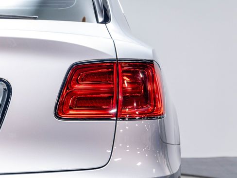 Used 2020 Bentley Bentayga AWD/4WD image 61