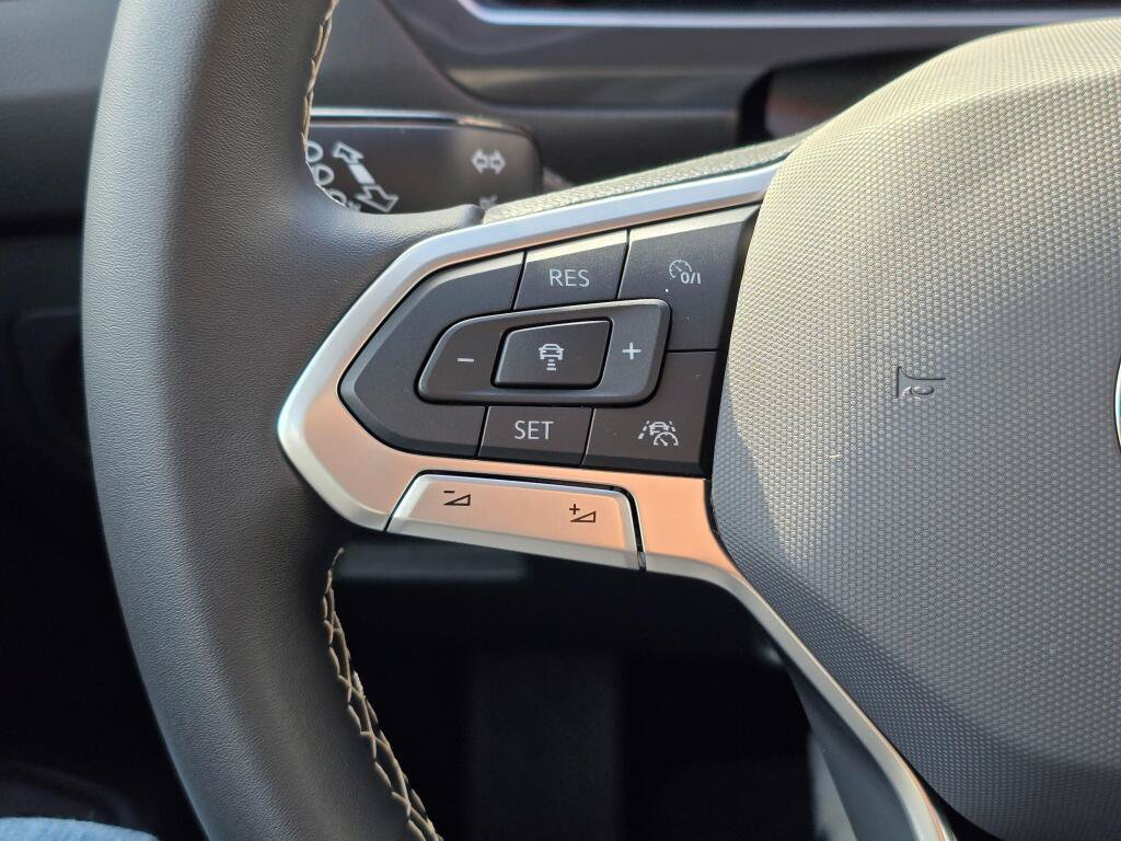 Used 2024 Volkswagen Tiguan SE AWD/4WD image 28
