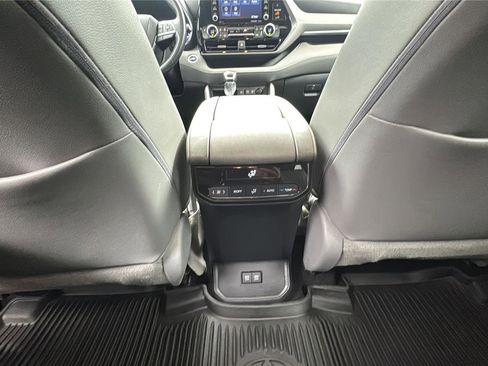 Used 2020 Toyota Highlander XLE FWD image 27