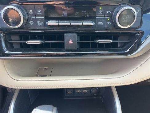 Used 2021 Toyota Highlander XLE FWD image 25