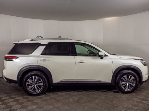 Used 2024 Nissan Pathfinder SL w/ Black Appearance Package AWD/4WD image 14