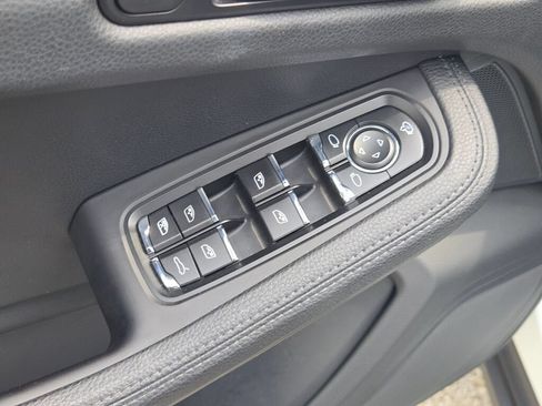 Used 2024 Porsche Macan AWD/4WD image 21