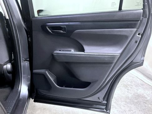 Used 2024 Toyota Highlander LE image 23