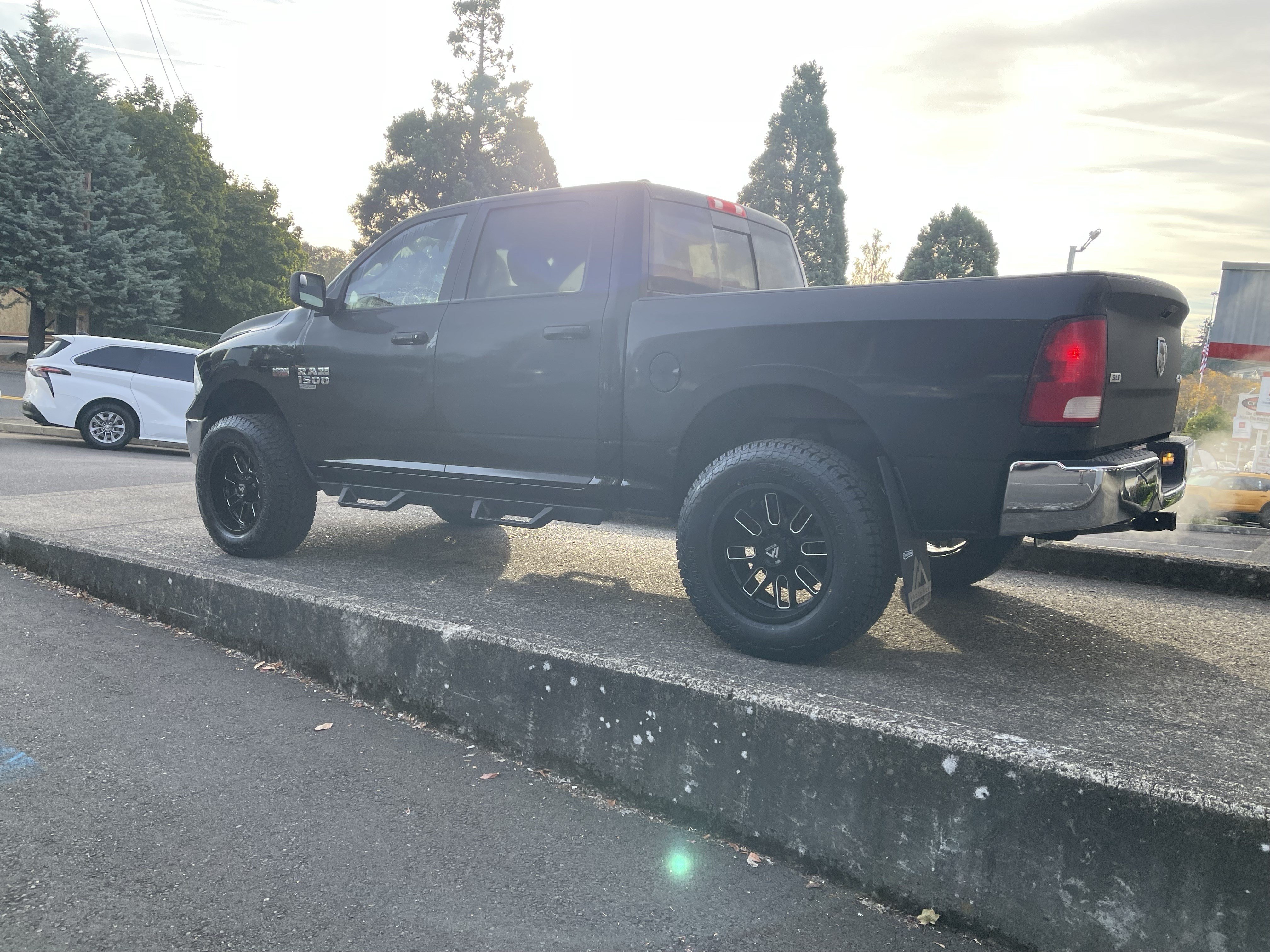 Used 2019 RAM 1500 Classic SLT AWD/4WD image 5