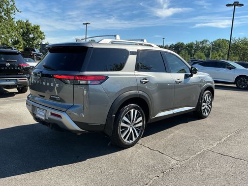 Certified 2022 Nissan Pathfinder Platinum w/ Cargo Package AWD/4WD image 4