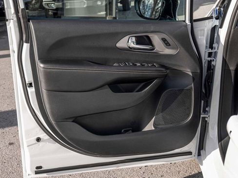 New 2026 Chrysler Pacifica Select image 11