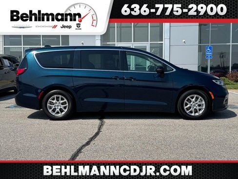 Used 2023 Chrysler Pacifica Touring-L FWD image 1