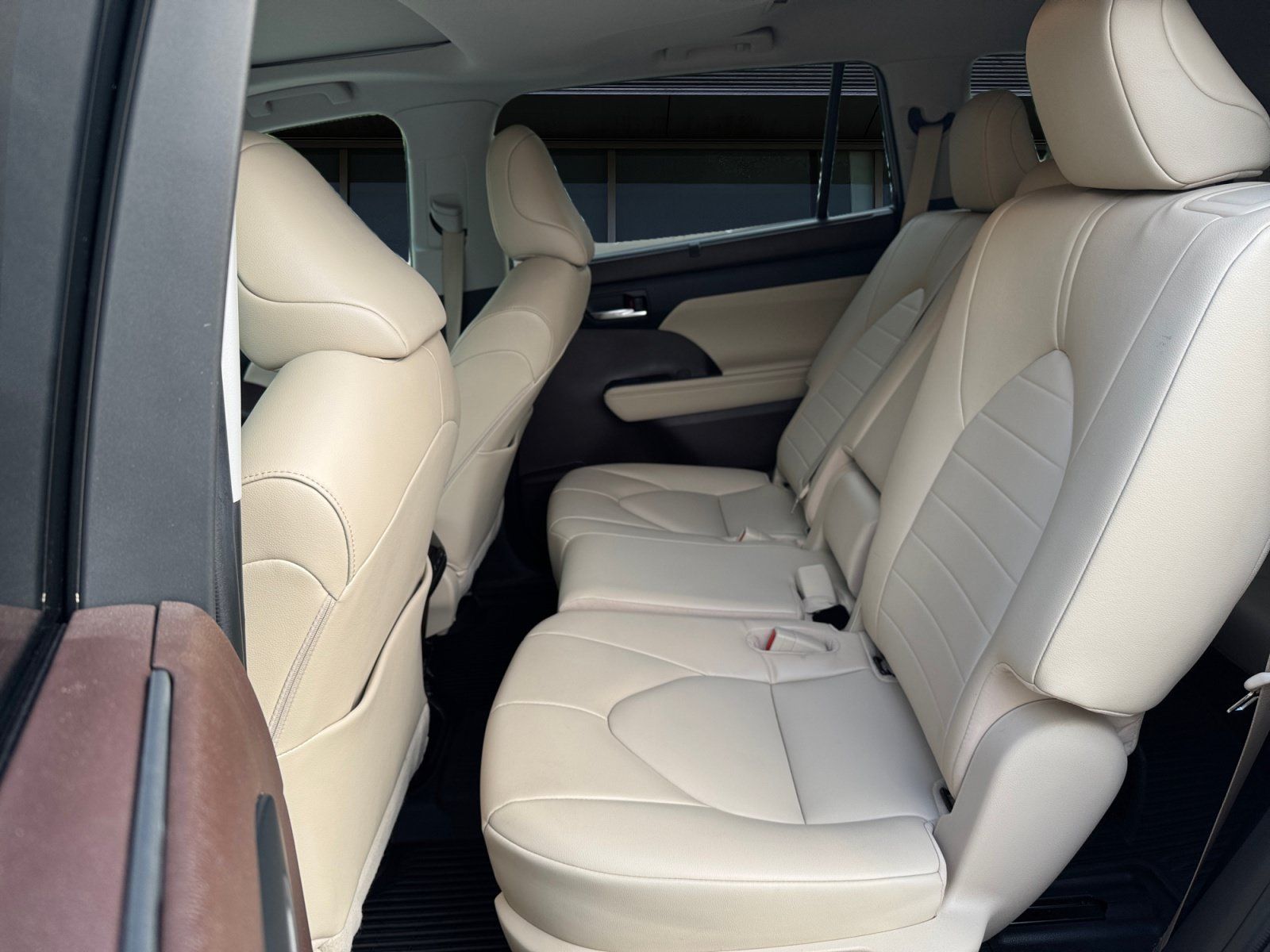 Used 2022 Toyota Highlander XLE AWD/4WD image 16