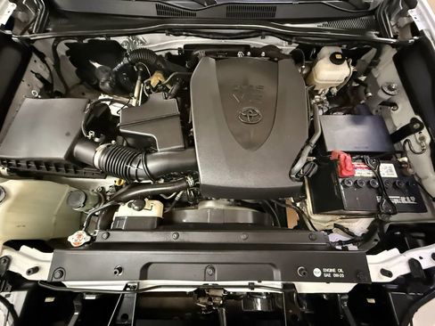 Used 2018 Toyota Tacoma TRD Off-Road w/ Technology Package image 38