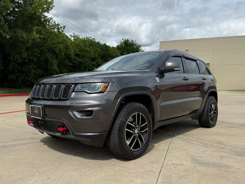 Used 2018 Jeep Grand Cherokee Trailhawk w/ Trailhawk Luxury Group AWD/4WD image 2