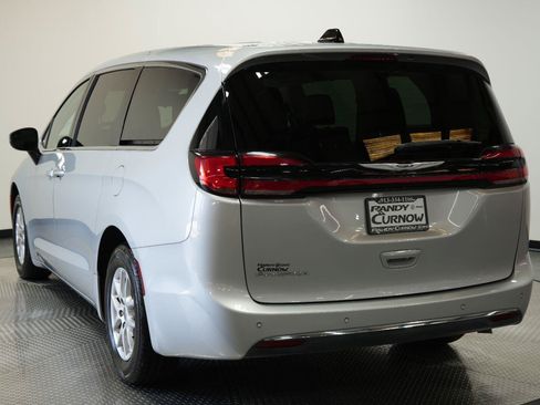 Used 2023 Chrysler Pacifica Touring-L FWD image 5