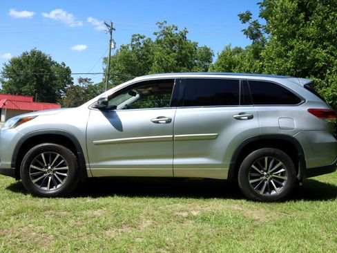 Used 2017 Toyota Highlander XLE image 2
