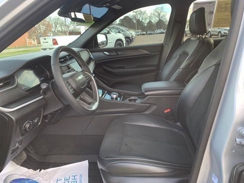Used 2025 Jeep Grand Cherokee L Altitude AWD/4WD image 23