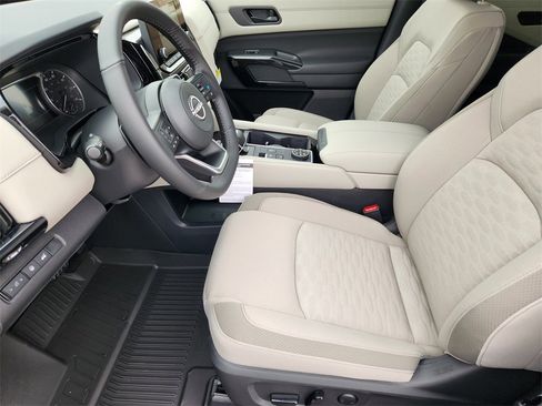 New 2025 Nissan Pathfinder SV image 9