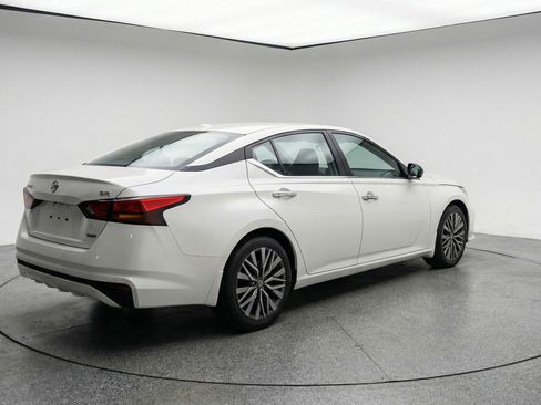 Used 2025 Nissan Altima 2.5 SV image 9