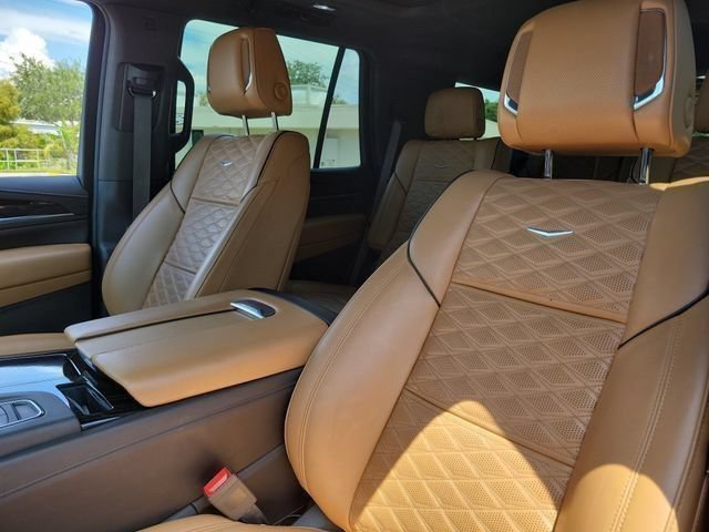 Used 2021 Cadillac Escalade Premium Luxury AWD/4WD image 20