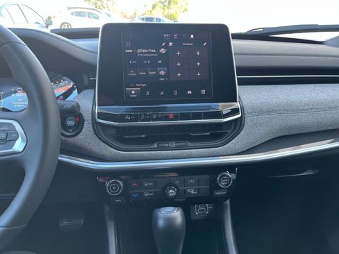 Used 2025 Jeep Compass Latitude image 17