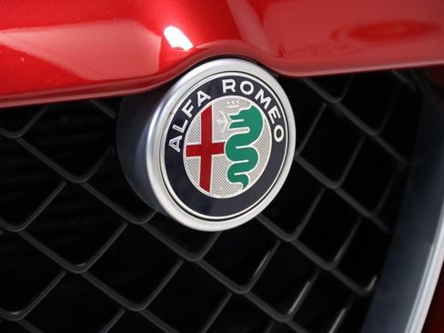 Used 2018 Alfa Romeo Giulia Quadrifoglio w/ Driver Assist Dynamic Package image 28