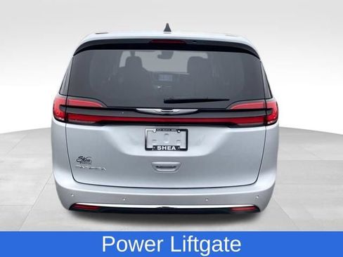 Used 2024 Chrysler Pacifica Touring-L FWD image 4