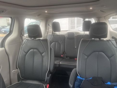 Used 2023 Chrysler Pacifica Limited image 2