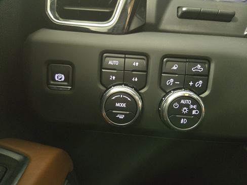 Certified 2025 GMC Sierra 3500 Denali Ultimate AWD/4WD image 26