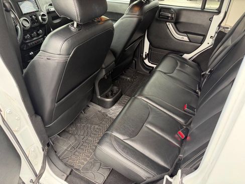 Used 2018 Jeep Wrangler Unlimited Sahara AWD/4WD image 14