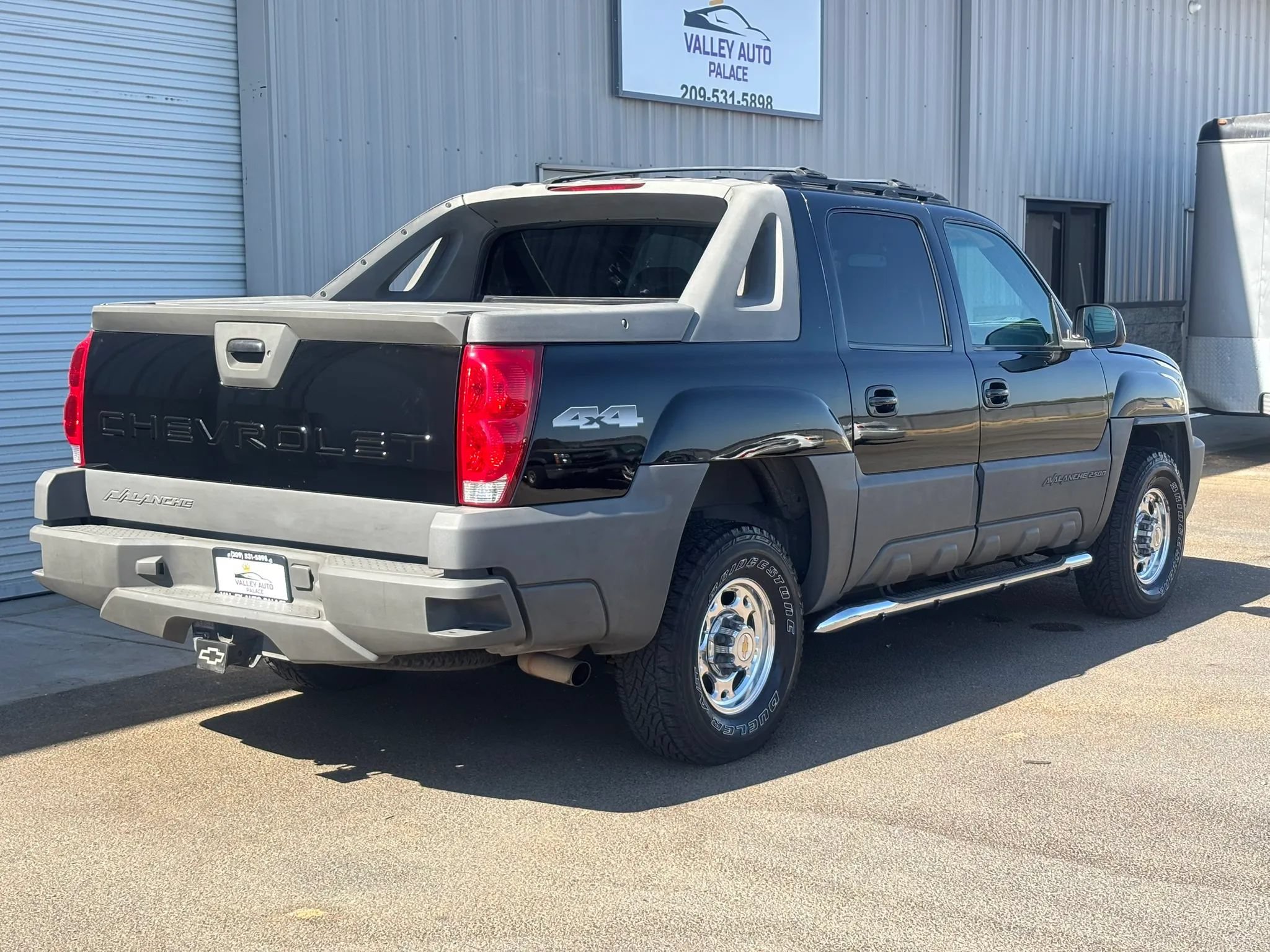 Used 2002 Chevrolet Avalanche 2500 w/ Convenience Pkg AWD/4WD image 3