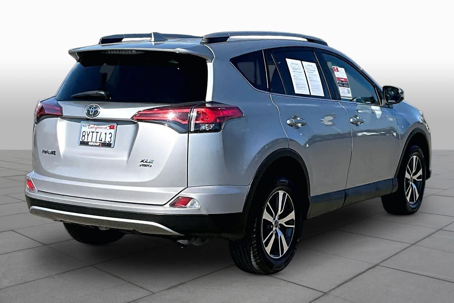 Used 2018 Toyota RAV4 XLE AWD/4WD image 12