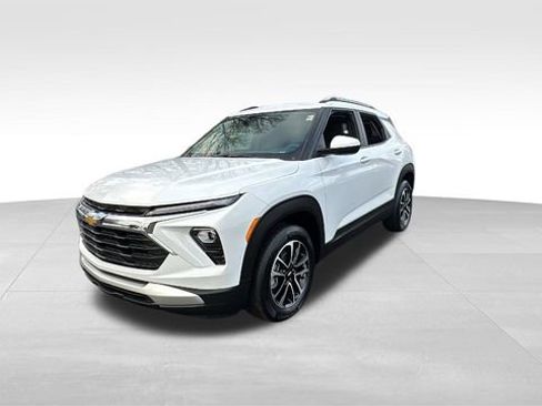 Used 2024 Chevrolet TrailBlazer LT image 2