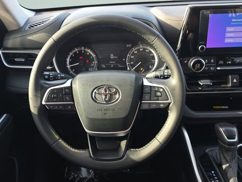 Used 2023 Toyota Highlander XLE FWD image 12