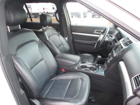 Used 2017 Ford Explorer XLT w/ Equipment Group 202A image 13