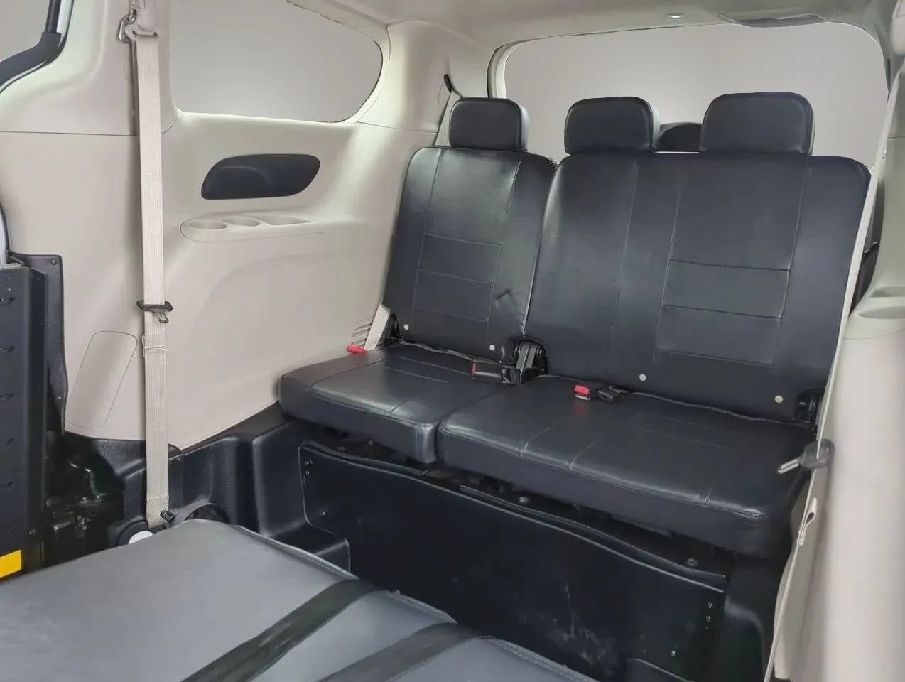 Used 2023 Chrysler Voyager LX FWD image 22