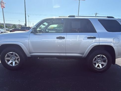 Used 2016 Toyota 4Runner SR5 AWD/4WD image 4