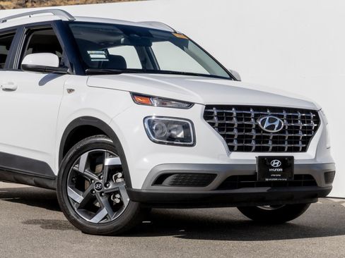 Used 2025 Hyundai Venue SEL FWD image 5